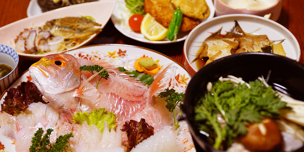 季節の地魚を使った料理